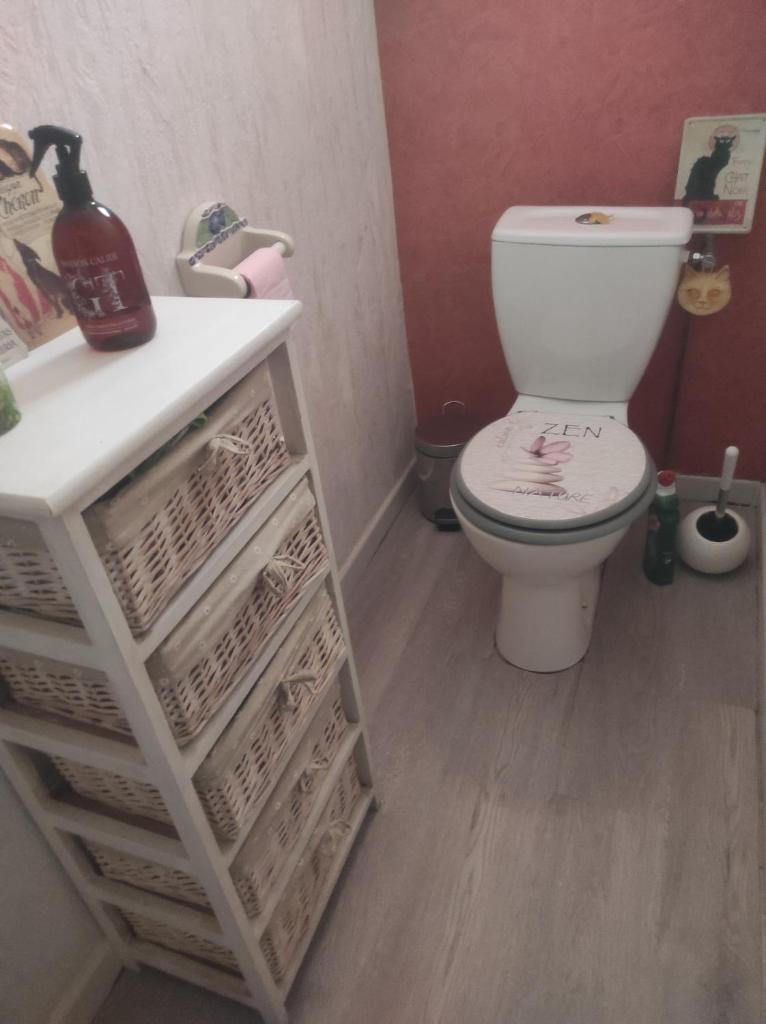 Chambre spatieuse avec grand lit. photo 4