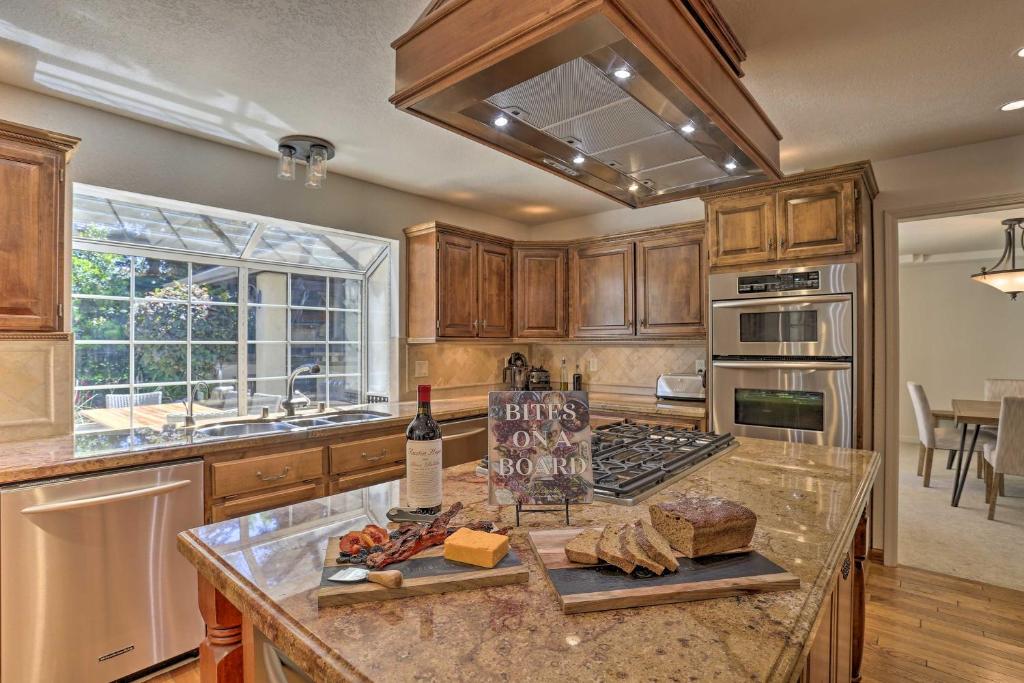 Redding Getaway with Hot Tub and Outdoor Kitchen! photo 2