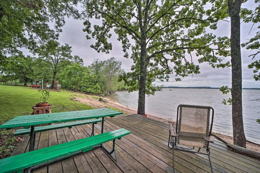Sunset Cove Lakefront Escape with Deck and Yard photo 1