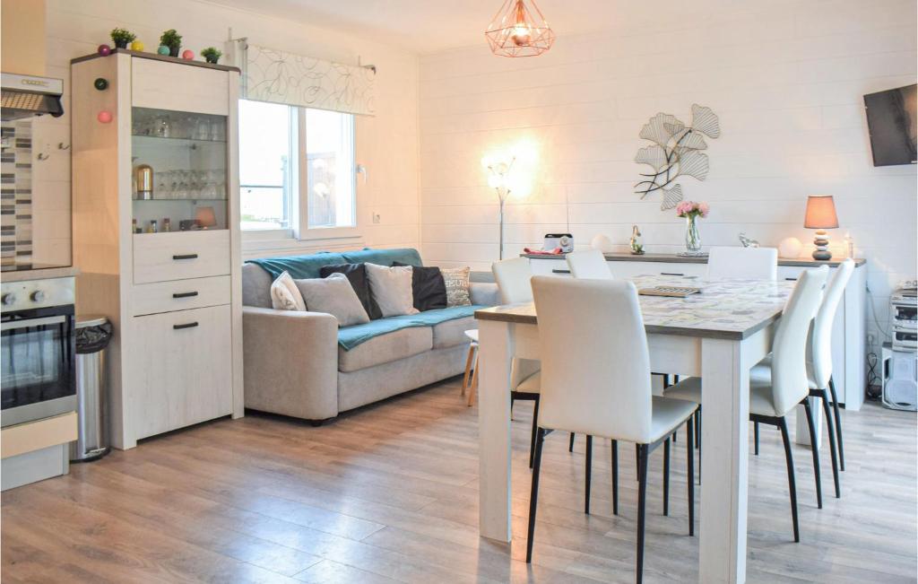 Awesome Home In Hermanville-sur-mer With Wifi And 2 Bedrooms photo 4