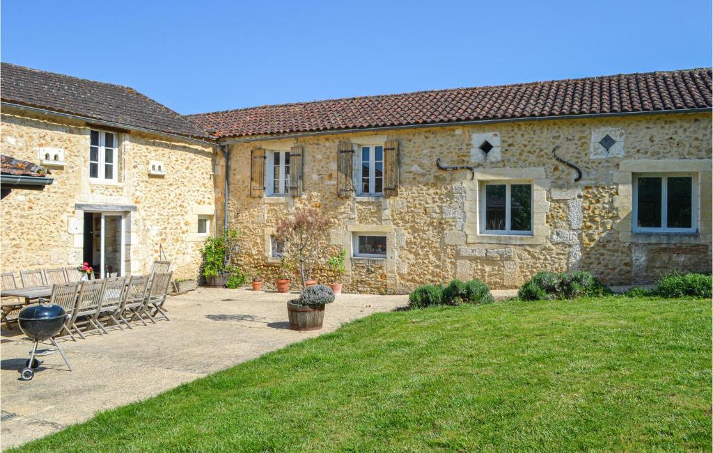 Awesome Home In Campsegret With Outdoor Swimming Pool And 2 Bedrooms