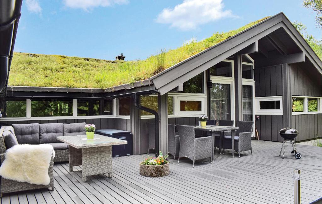 Nice Home In Sndeled With 4 Bedrooms, Sauna And Indoor Swimming Pool photo 2