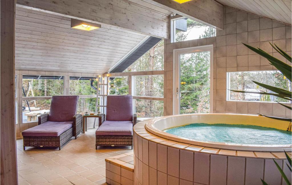 Nice Home In Sndeled With 4 Bedrooms, Sauna And Indoor Swimming Pool photo 4