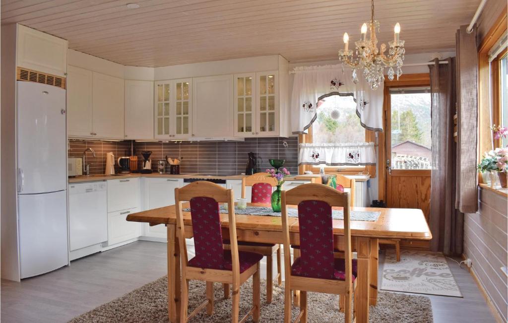 Amazing Home In Hol I Tjeldsund With 3 Bedrooms photo 3