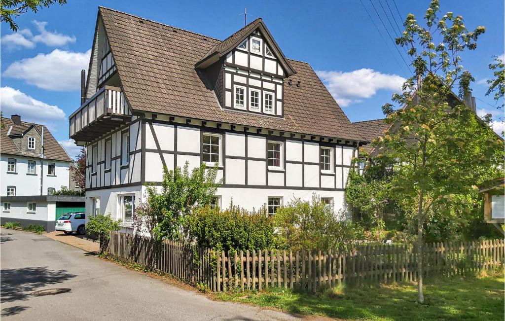 Stunning Apartment In Attendorn-niederhelden With 3 Bedrooms And Wifi