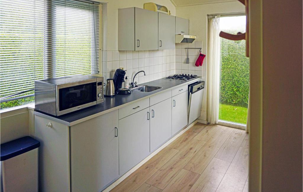 Nice Home In Tzummarum With 3 Bedrooms, Wifi And Outdoor Swimming Pool photo 3