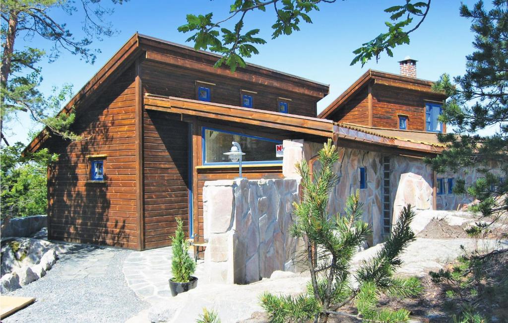 Amazing Home In Risr With 3 Bedrooms, Jacuzzi And Wifi