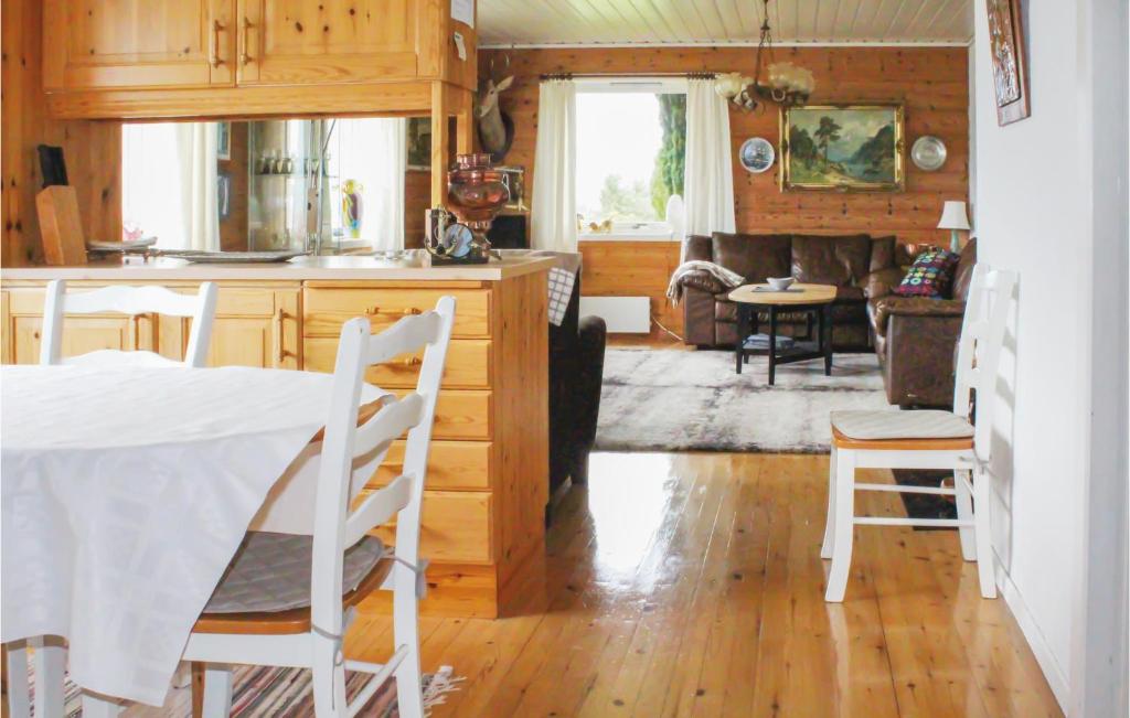 Awesome Apartment In Bruvik With 2 Bedrooms And Wifi photo 2