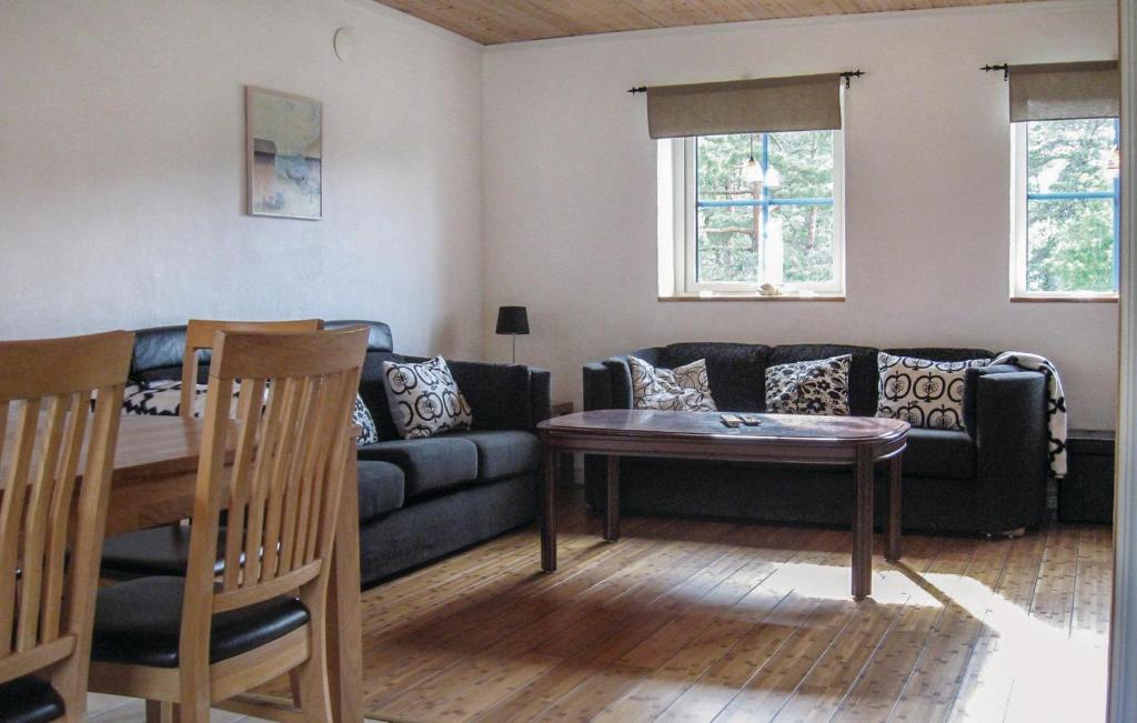 Nice Home In Lrbro With 4 Bedrooms And Internet photo 2