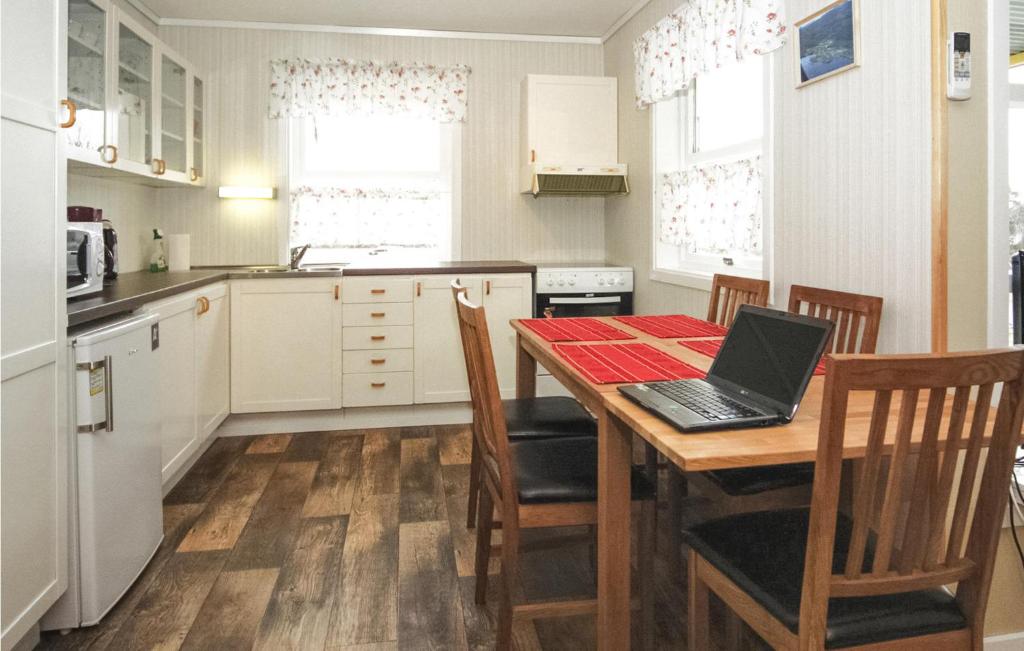 Awesome Home In Hatlestrand With 4 Bedrooms, Jacuzzi And Wifi photo 4