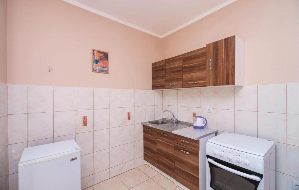 Amazing Apartment In Markov Rt With 2 Bedrooms And Wifi photo 2