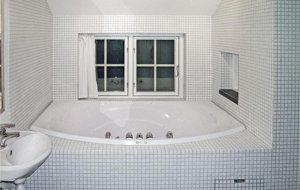 Nice Home In Gl With 3 Bedrooms, Sauna And Wifi photo 4