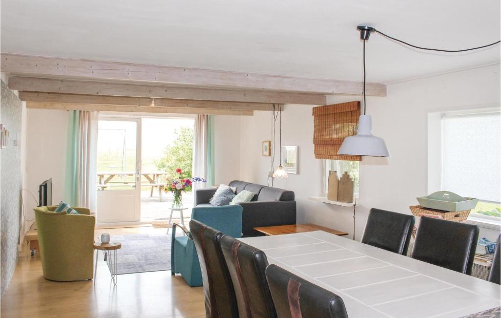 Nice Apartment In Kollumerpomp With 3 Bedrooms And Wifi photo 4