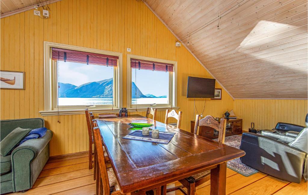 Amazing Home In Hundeidvik With 2 Bedrooms And Internet photo 3