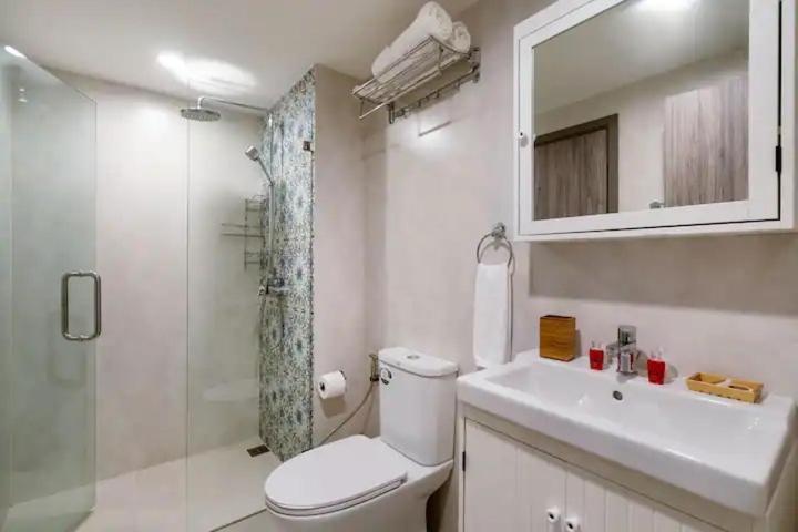 Nayang Beach Brand New Executive Luxury Condo photo 1