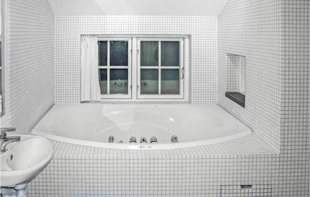 Beautiful Home In Gl With 3 Bedrooms, Sauna And Wifi photo 4