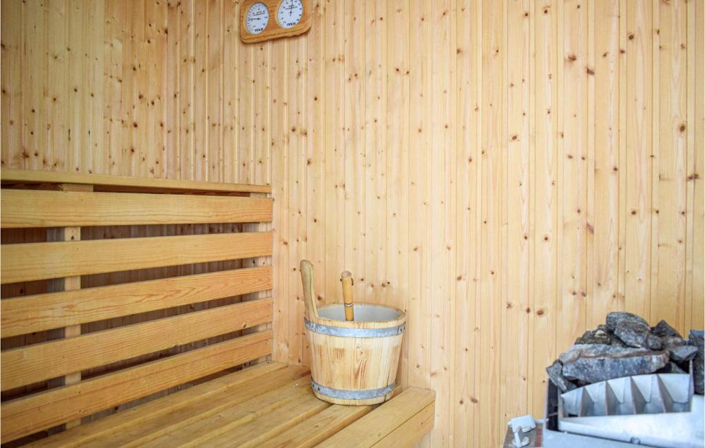 Awesome Home In Nedstrand With 4 Bedrooms, Jacuzzi And Sauna photo 2