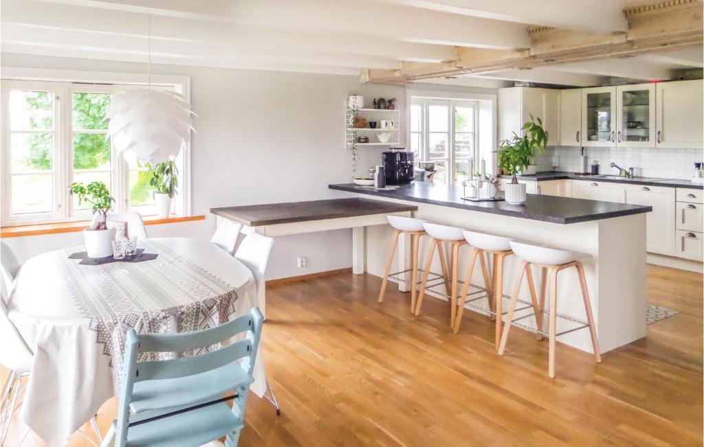 Nice Home In Valevg With 4 Bedrooms And Wifi photo 4