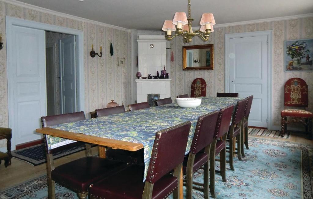 Beautiful Home In Fgelfors With 5 Bedrooms photo 1