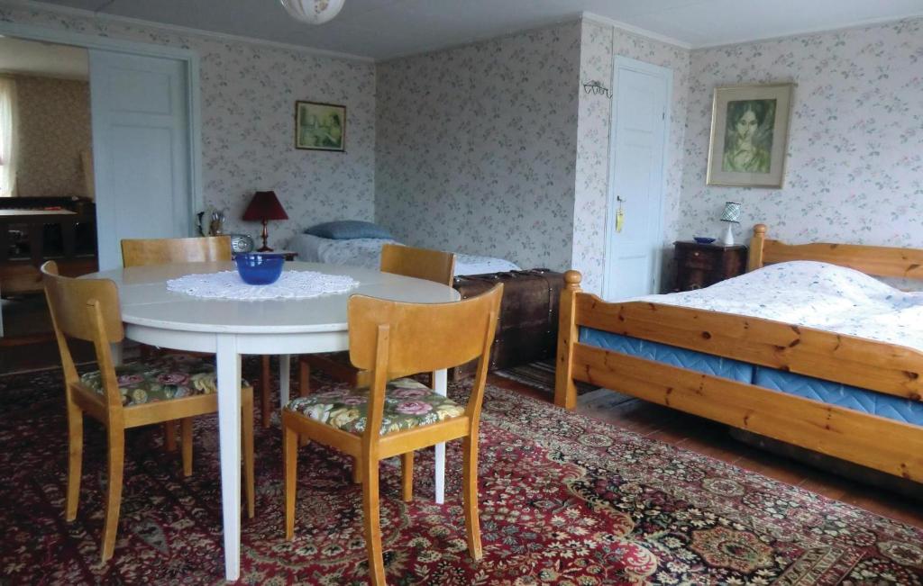 Beautiful Home In Fgelfors With 5 Bedrooms photo 4