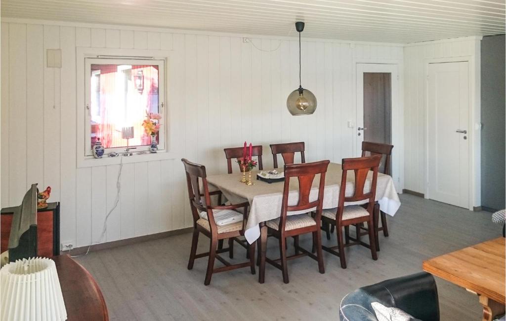 Nice Home In Hyllestad With 2 Bedrooms And Wifi photo 3