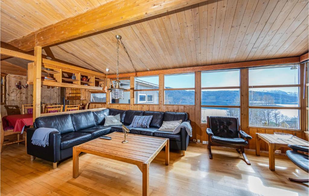 Awesome Home In Vatne With 4 Bedrooms And Wifi photo 2