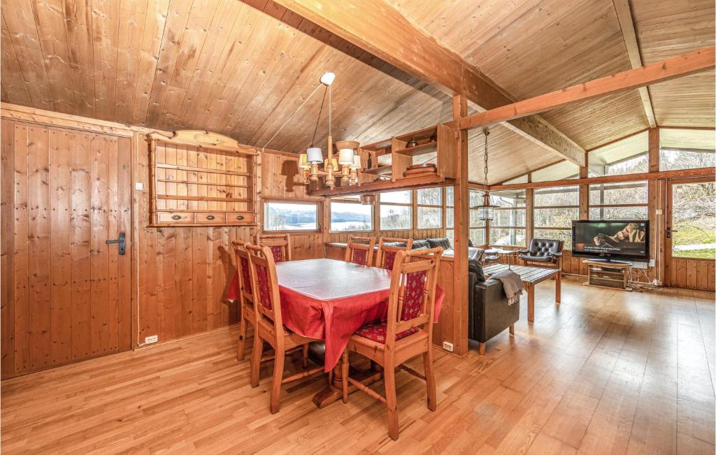 Awesome Home In Vatne With 4 Bedrooms And Wifi photo 3