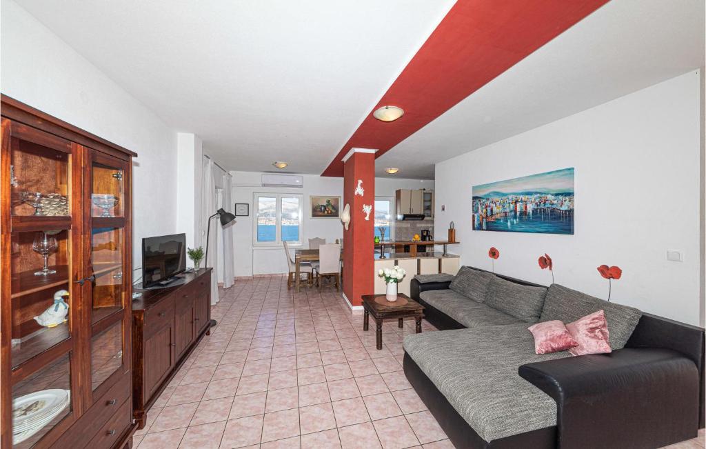 Beautiful Apartment In Okrug Donji With 4 Bedrooms, Wifi And Outdoor Swimming Pool photo 1