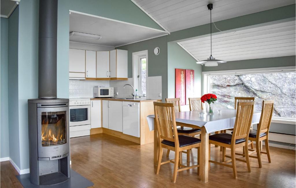 Awesome Home In Nedstrand With 4 Bedrooms, Sauna And Wifi photo 2