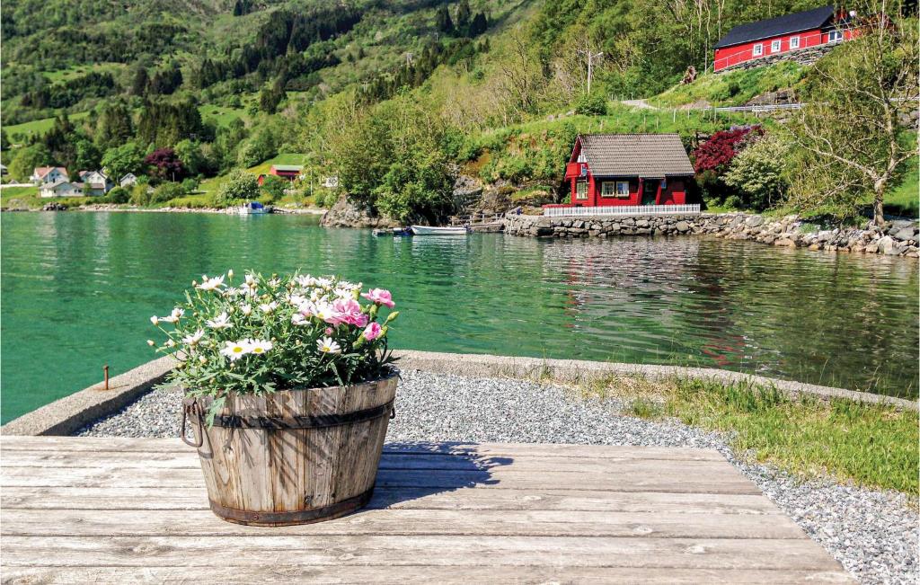Amazing Home In Hyllestad With 2 Bedrooms And Wifi photo 3