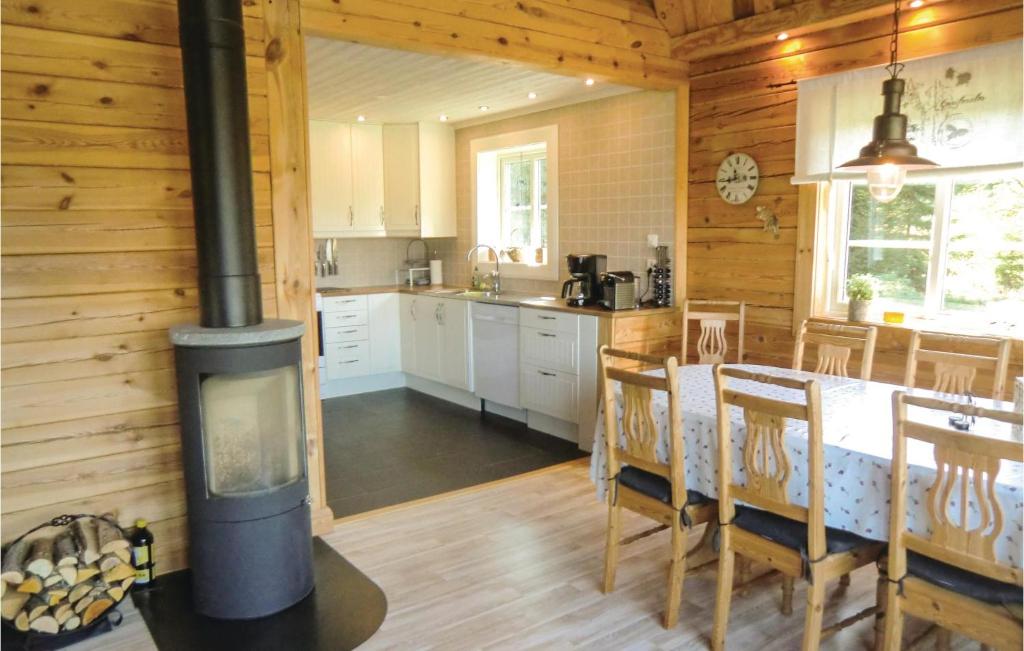 Amazing Home In Huskvarna With 3 Bedrooms, Jacuzzi And Wifi photo 4