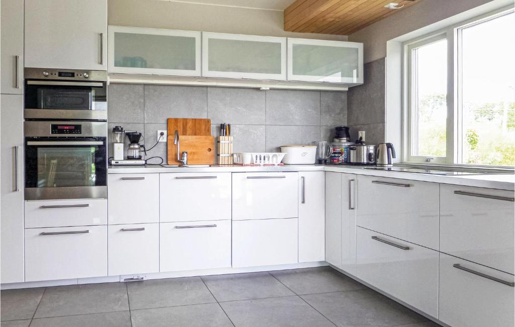 Beautiful Apartment In Bokn With 5 Bedrooms, Sauna And Wifi photo 2