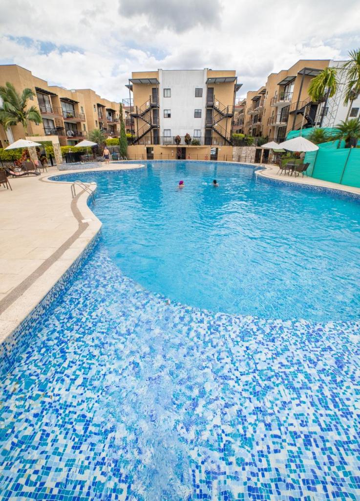Esparcimiento, aire fresco, piscinas, jacuzzi, parqueadero, wifi, cómodo apartasol