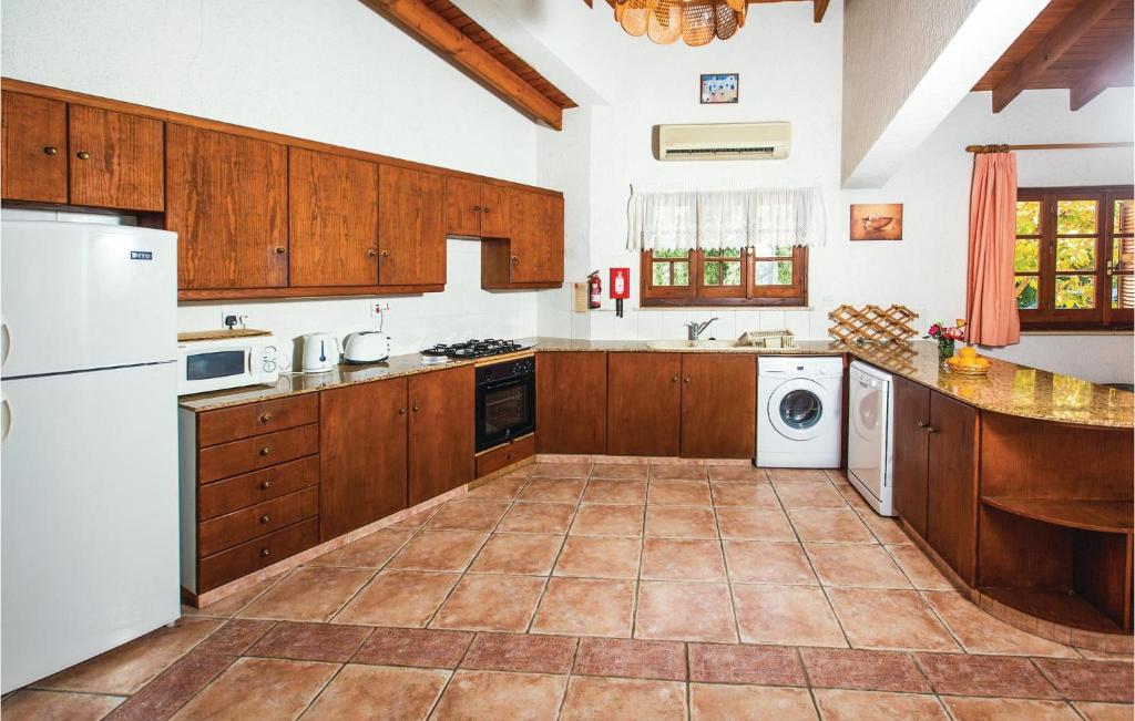 Stunning Home In Laatchi With 3 Bedrooms, Wifi And Outdoor Swimming Pool photo 2
