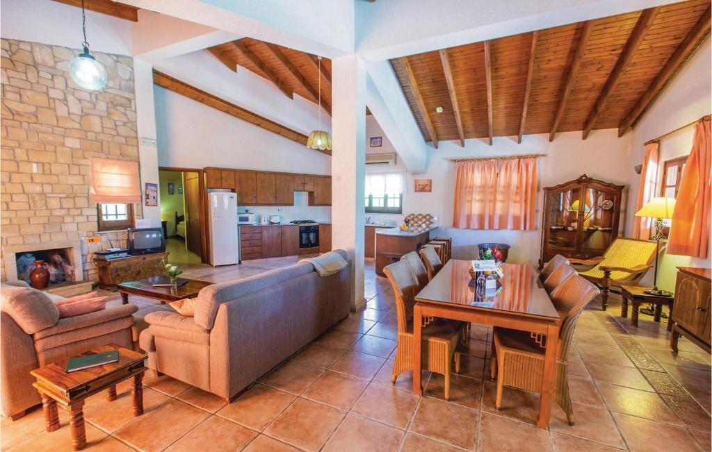 Stunning Home In Laatchi With 3 Bedrooms, Wifi And Outdoor Swimming Pool photo 3