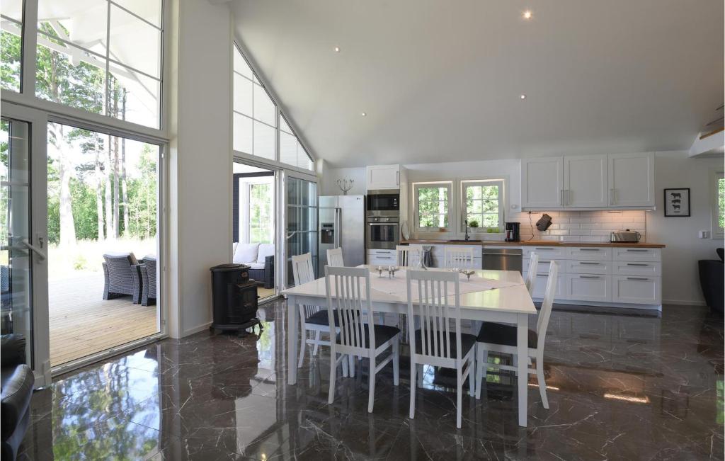 Stunning Home In Sjtorp With 4 Bedrooms And Wifi photo 2