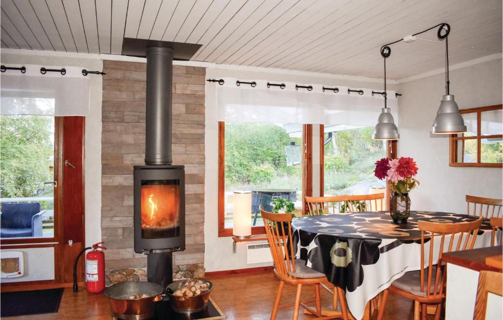 Nice Home In Motala With 4 Bedrooms photo 3