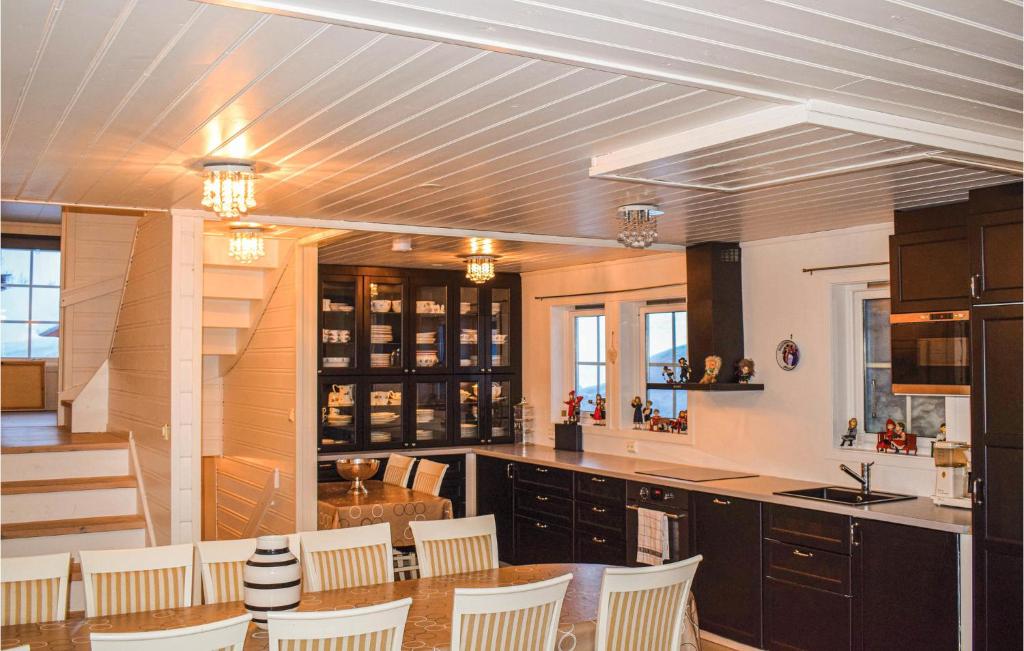 Nice Home In Norheimsund With 5 Bedrooms And Wifi photo 3