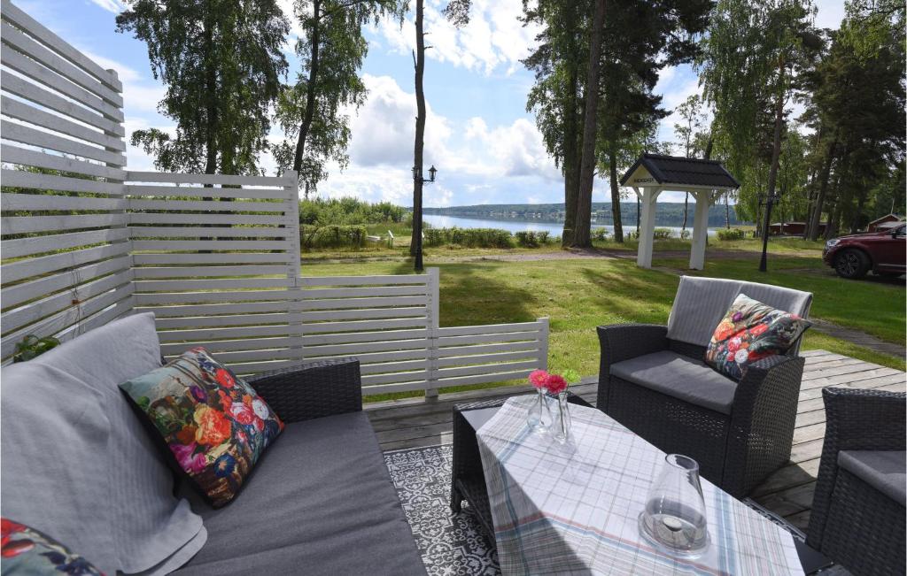 Amazing Home In Hjo With 3 Bedrooms And Wifi