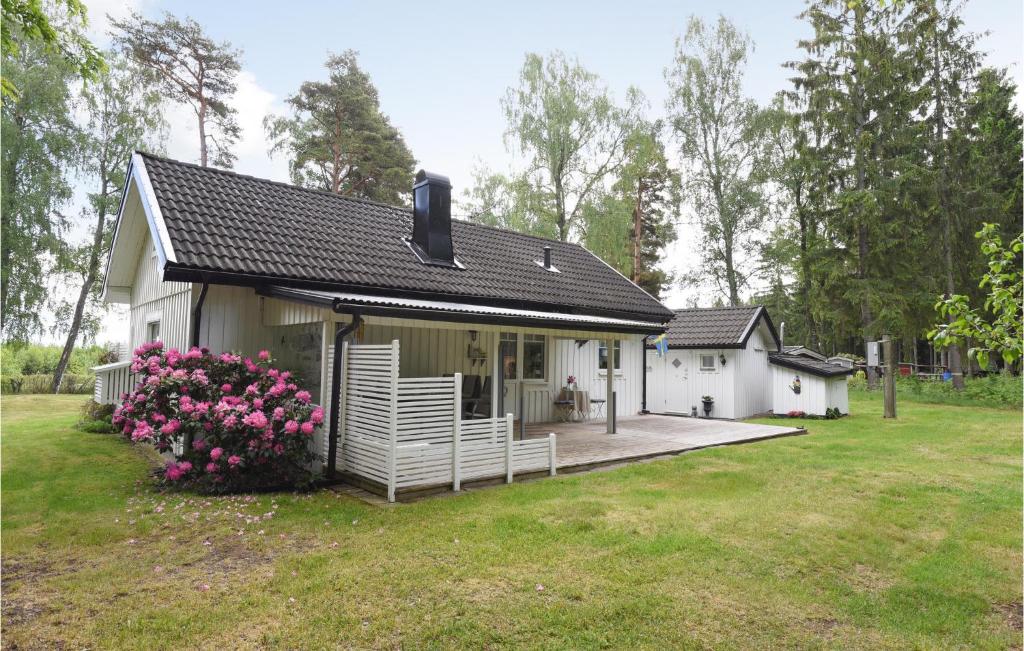 Amazing Home In Hjo With 3 Bedrooms And Wifi photo 4