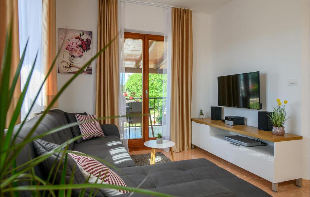 Stunning Home In Dobrani With 2 Bedrooms, Wifi And Outdoor Swimming Pool photo 3
