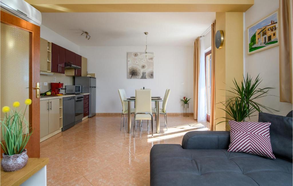 Stunning Home In Dobrani With 2 Bedrooms, Wifi And Outdoor Swimming Pool photo 4