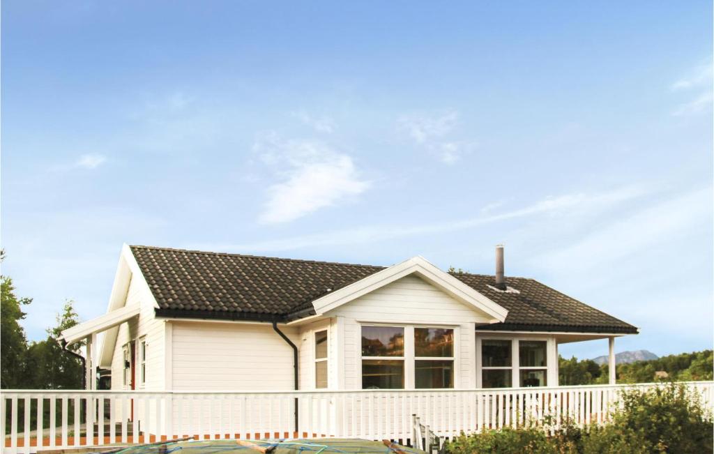 Nice Home In Auklandshamn With 4 Bedrooms, Sauna And Wifi photo 2