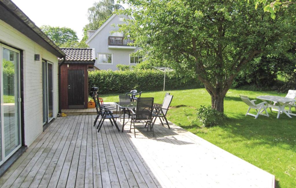 Awesome Home In Mlndal With 5 Bedrooms And Wifi photo 1