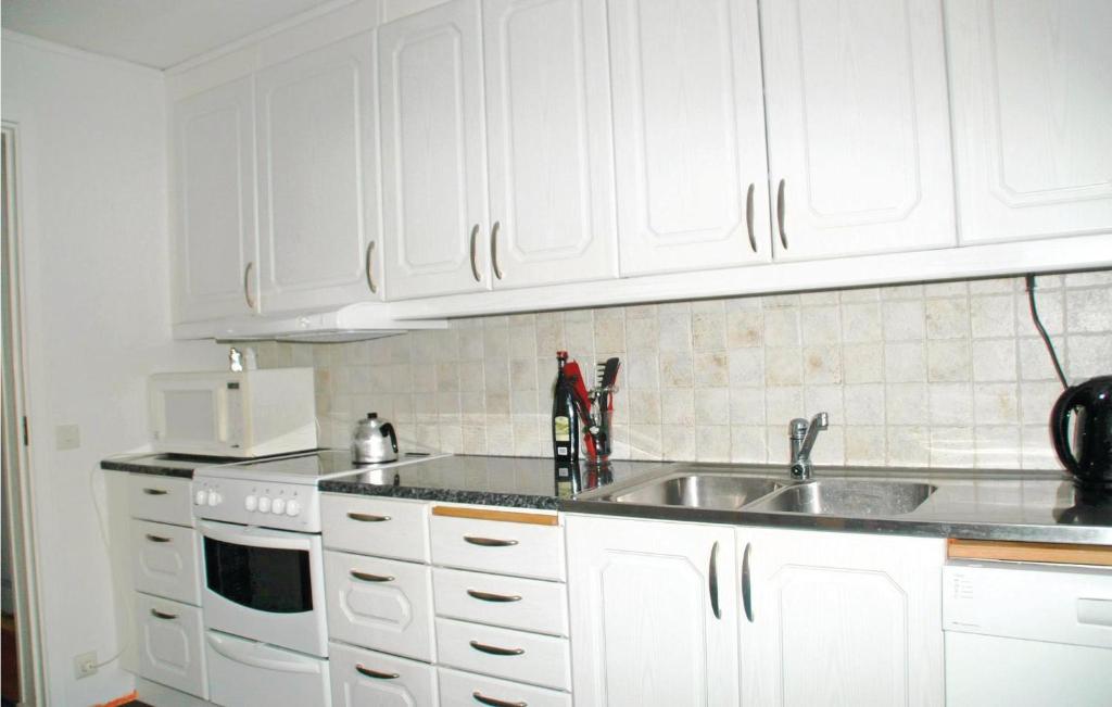 Awesome Home In Mlndal With 5 Bedrooms And Wifi photo 2