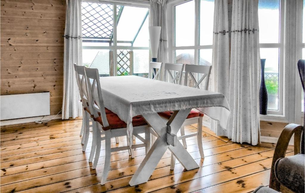 Beautiful Home In Egersund With 4 Bedrooms And Wifi photo 2