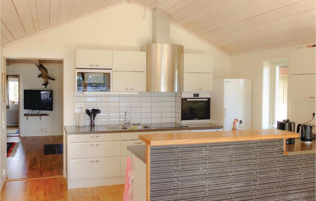 Amazing Home In Tanumshede With 5 Bedrooms And Wifi photo 4