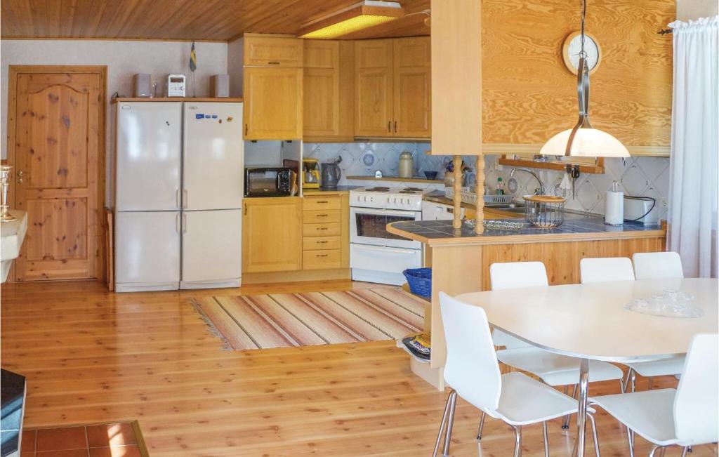 Nice Home In Yngsj With 3 Bedrooms photo 4