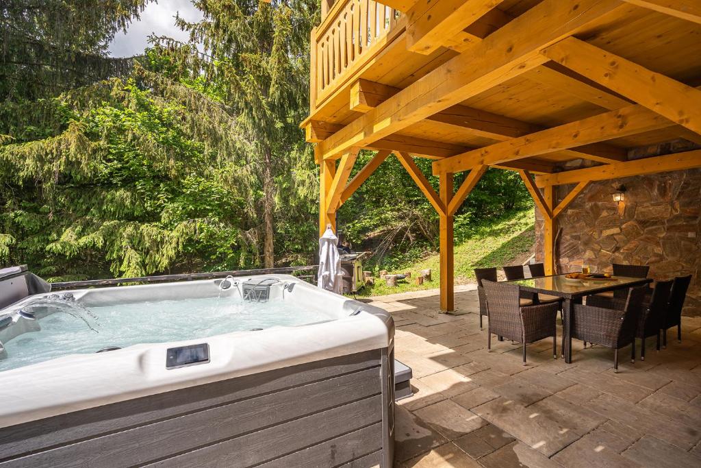 Chalet Tale-Jacuzzi-Sauna-BBQ-Fire pit-Kids playground-2xFlipchart-Teambuilding photo 3