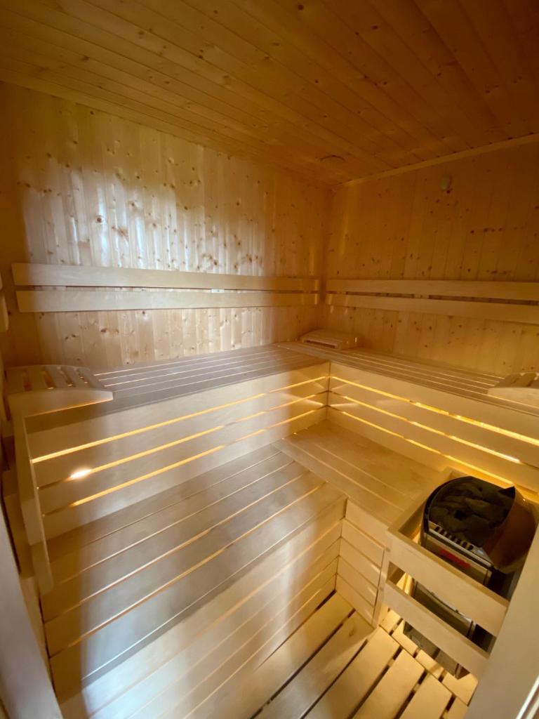 Chalet Tale-Jacuzzi-Sauna-BBQ-Fire pit-Kids playground-2xFlipchart-Teambuilding photo 4
